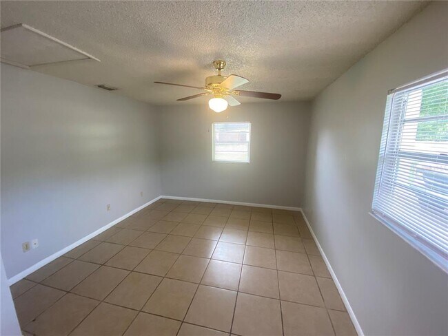 Building Photo - 2901 SE 50th Ct