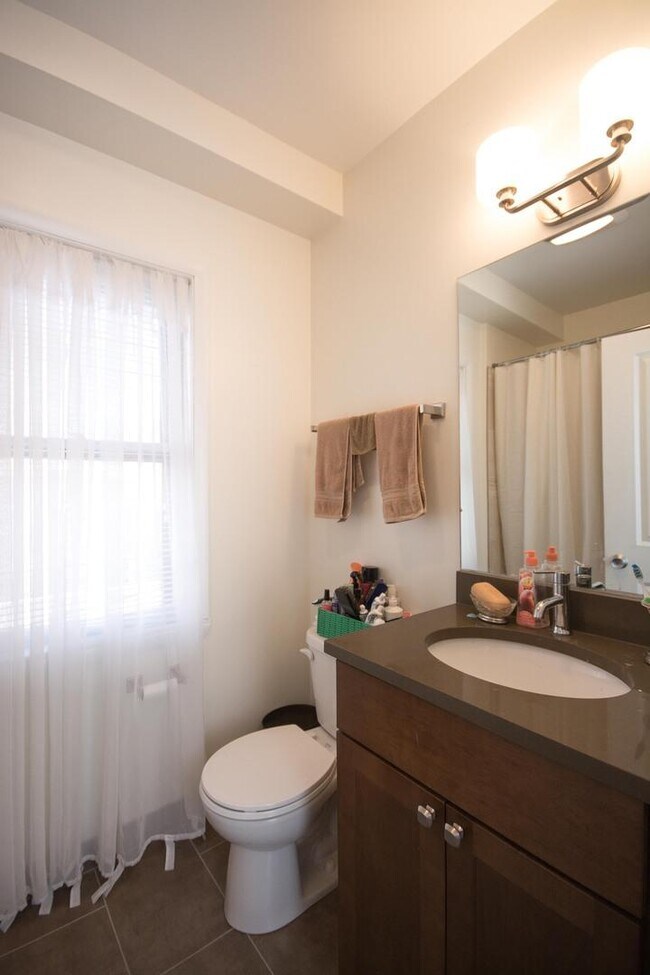 Building Photo - 3 bedroom in Chicago IL 60614