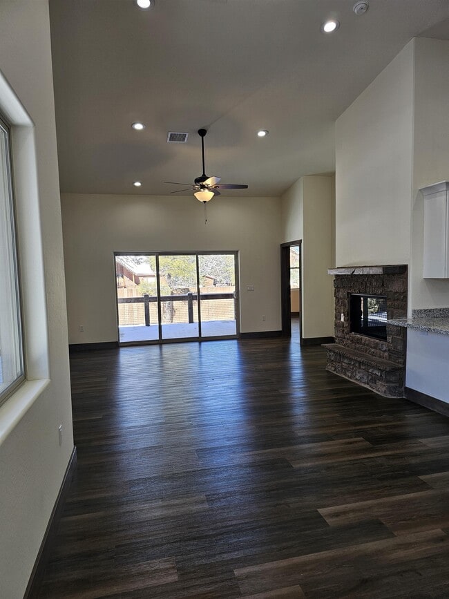 Building Photo - 2850 W Villa Loop