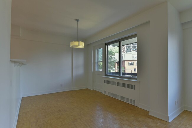 Building Photo - 3555 Chem. de la Côte-des-Neiges