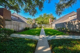 Building Photo - 13859 Hollowgreen Dr