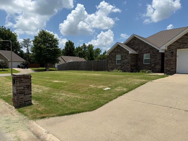 Building Photo - 701 Troy Cove