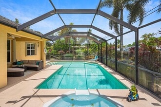 Building Photo - 1456 SW Del Rio Blvd