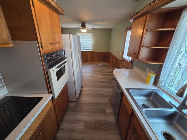 Foto del edificio - Charming Westside ranch with updates throu...