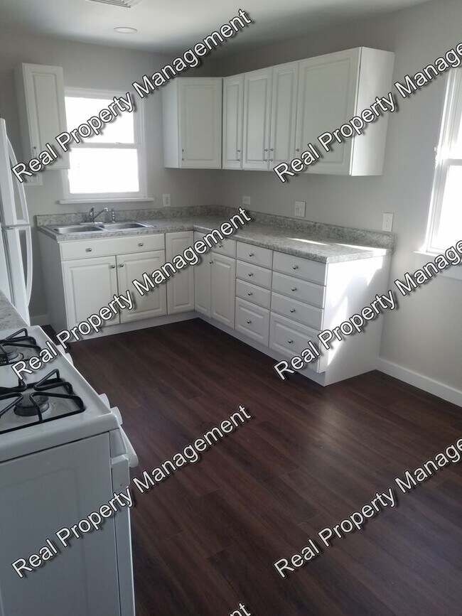 Foto del edificio - Updated second story 2 Bedroom Apartment