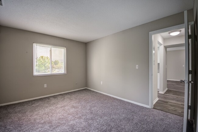 Building Photo - Lakeside Crossing at Eagle Creek Apartments and Townhomes