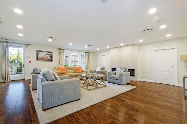 Building Photo - 10 Byron Pl