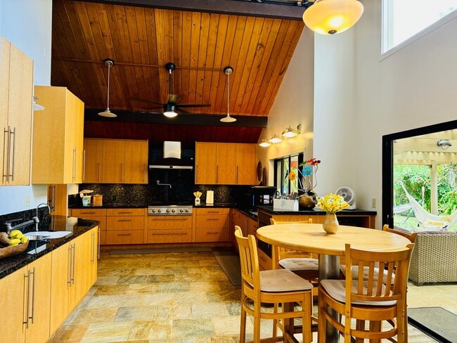Building Photo - Beautiful Kailua Beachside 3 bedroom, 2 ba...