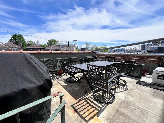 Foto del edificio - 2129 N Southport Ave