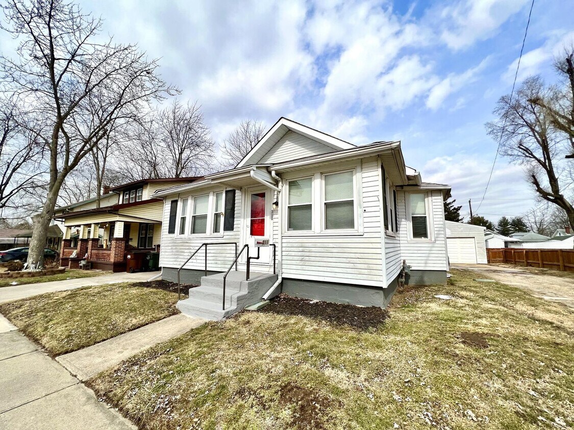 Primary Photo - Spacious & Stylish 3-Bedroom Home in Fairb...