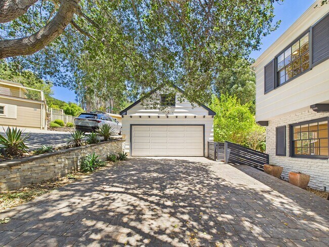 Foto del edificio - Beautiful serene and private Belmont home