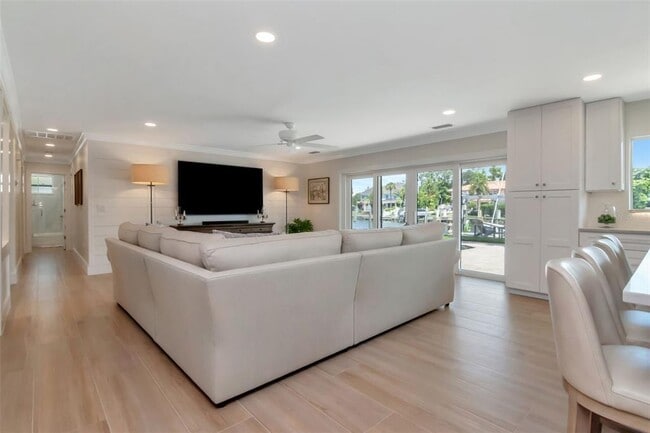 Building Photo - 4927 W Melrose Ave N