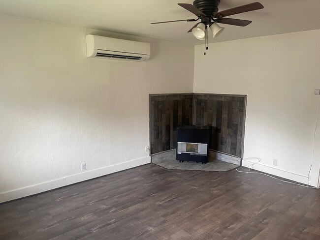 Building Photo - 3 Bedroom 2 Bath- home