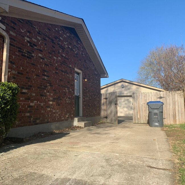 Building Photo - 11008 Albion Dr