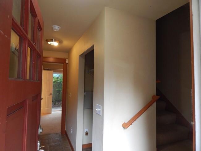 Foto del edificio - 3 bd 3 bath townhouse in Seattle/Lake City...