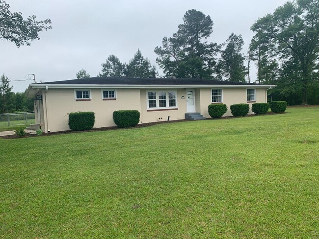 Building Photo - AVAILABLE August 2025! 3 Bedrooms/1 1/2 Ba...