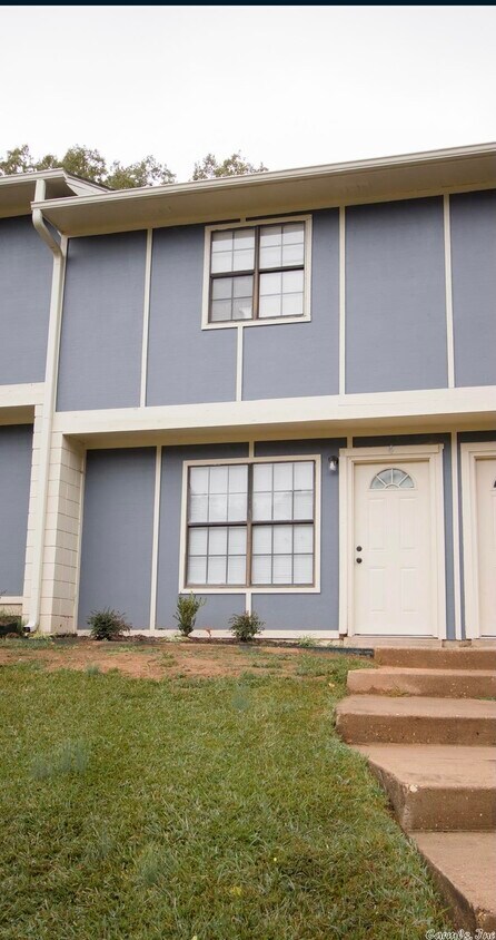 Foto principal - 1800 Labette Manor Dr