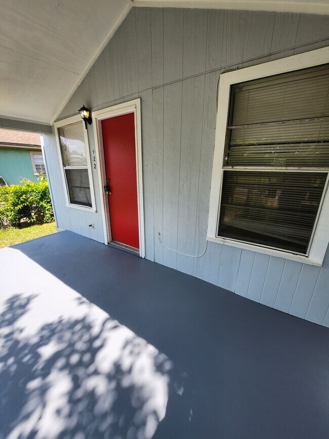 Building Photo - 922 N Q St