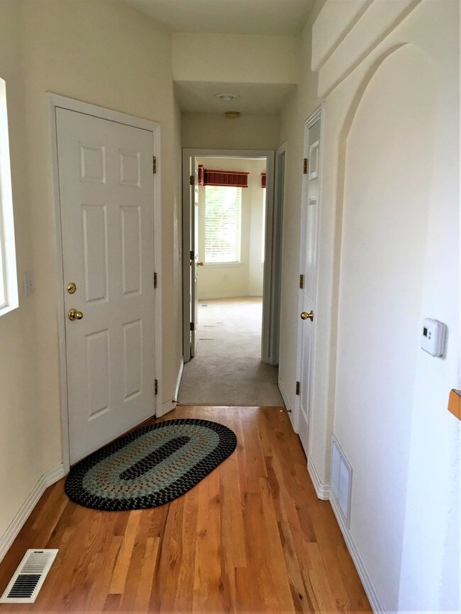 Building Photo - Beautiful Townhome in Aurora