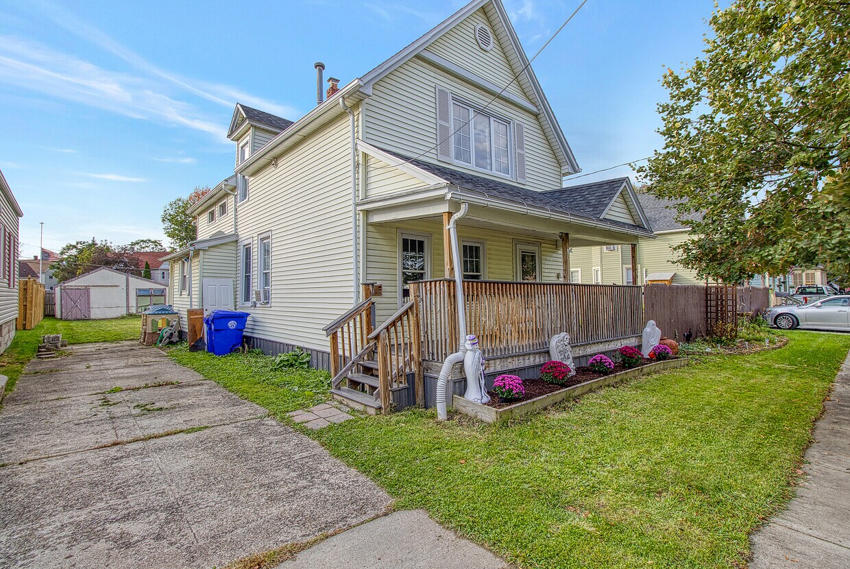 Primary Photo - 28 Savona St
