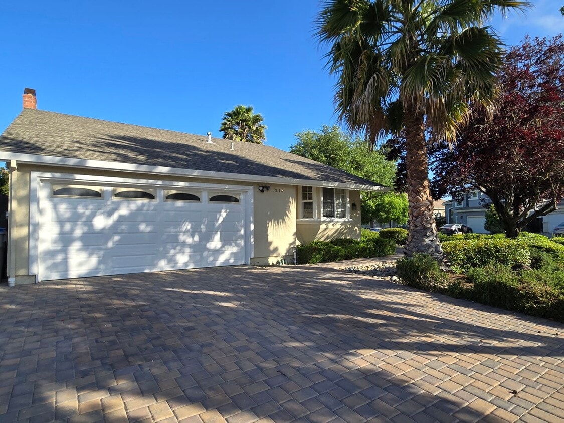 Foto principal - Single Family Home, Remodeled Inside and O...