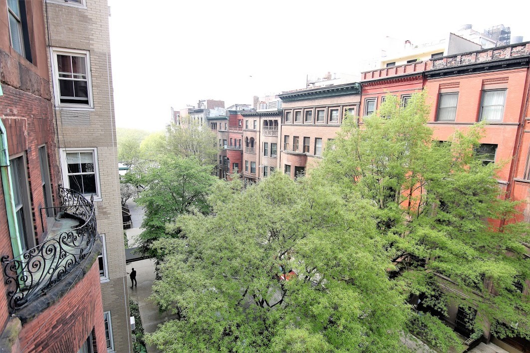 Primary Photo - 306 W 76th St