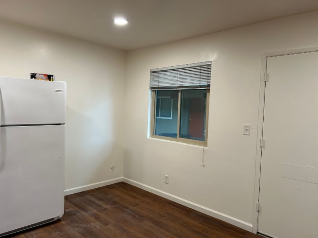 Foto del edificio - 890 E 9th St