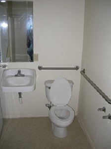Apartamento - Baño accesible para personas con discapacidades - 801 SE 5th St