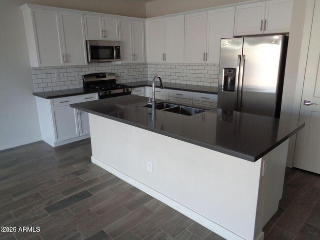 Building Photo - 42400 W Paseo Dr