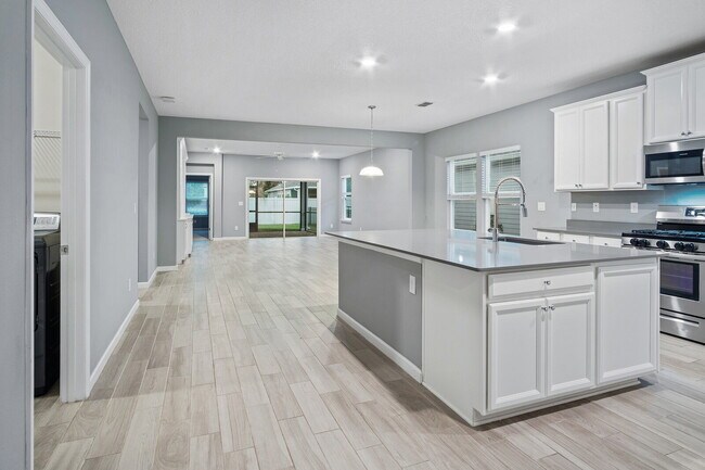 Foto del edificio - 4 Bedroom Home with Office in Windward Ran...