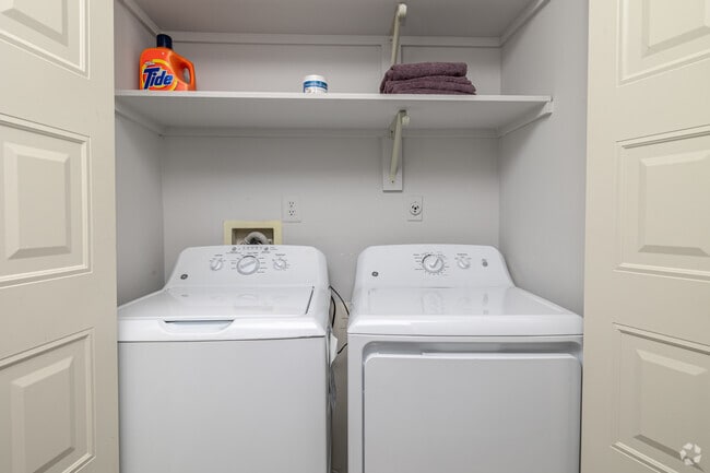 2BR, 2BR - 1,147SF - Laundry - Country Meadows Apartments