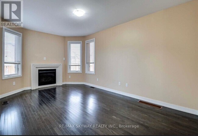 Building Photo - 25 Zamek St