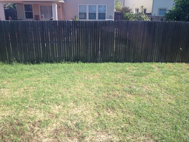 Building Photo - Move in ready