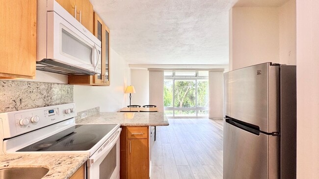 Foto del edificio - Queen Emma Gardens – Prince Tower | Studio | 1 Bath | 1 Assigned Parking