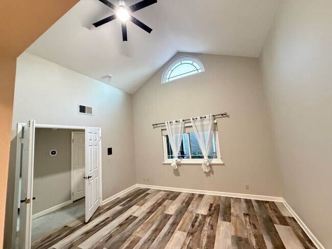 Foto del edificio - First Show: The first open showing is on Thurs 1/22 at 4pm. Please be prompt. We will be processi...