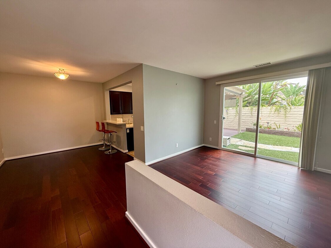 Foto principal - 4 bed, 3 bath Townhouse in Gated Community...