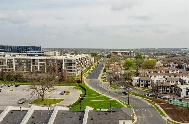 Building Photo - 1411 Town Creek Dr