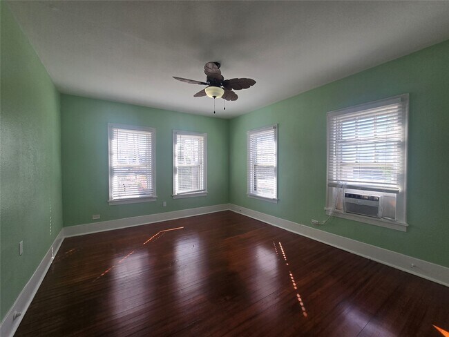 Foto del edificio - 725 Broadway Avenue J