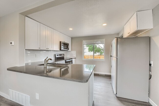Foto del edificio - 4 Bedroom duplex in Lakewood