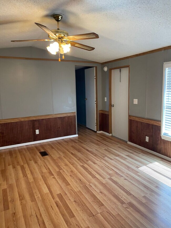 Building Photo - 2bd/1ba - Plain Dealing - Ready NOW!