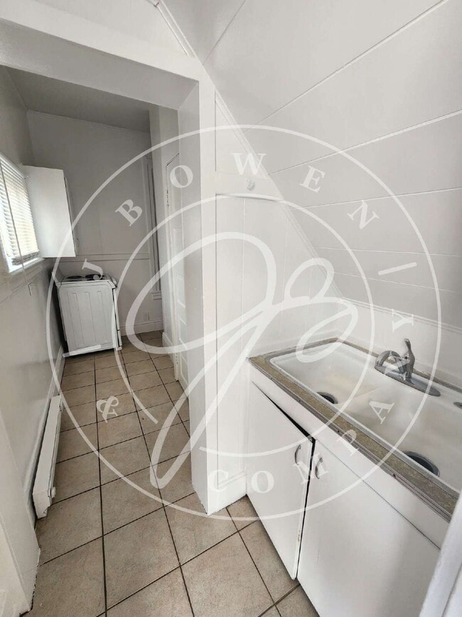 Building Photo - 2nd floor Studio: Cozy 400 Sq Ft Space. El...