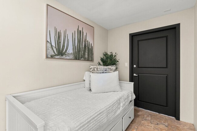 Building Photo - 4129 E Palo Verde Dr