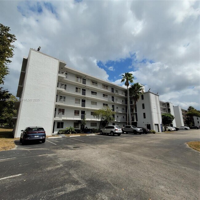 Foto del edificio - 8540 N Sherman Cir