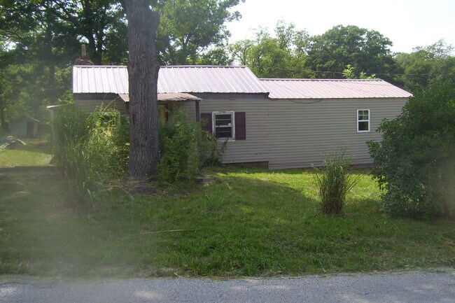 Foto del edificio - BISMARCK - 2BD/Fireplace/Metal Roof, Vinyl Siding/Iron Mt Lake ONLY - $399 MONTH / $695 DOWN