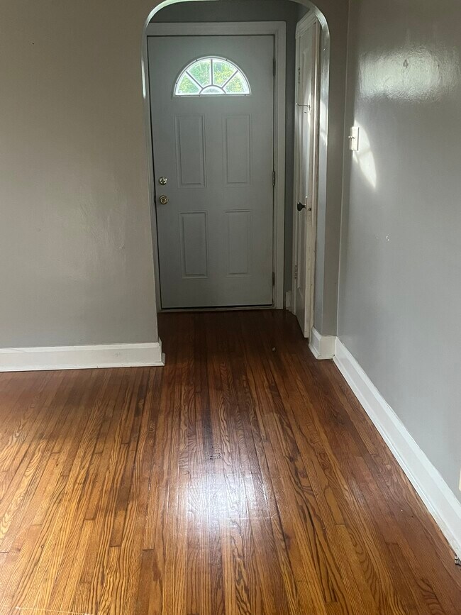 Foto del edificio - 2139 S Main St