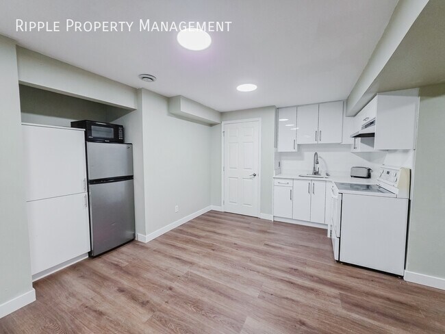 Photo du bâtiment - SPACIOUS 1 BEDS, 1 BATHS LOWER UNIT | IN-SUITE LAUNDRY & PRIVATE ENTRY