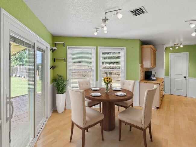 Foto del edificio - Incredible value with a **washer, dryer, refrigerator, shed, and a covered backyard with a dog run!