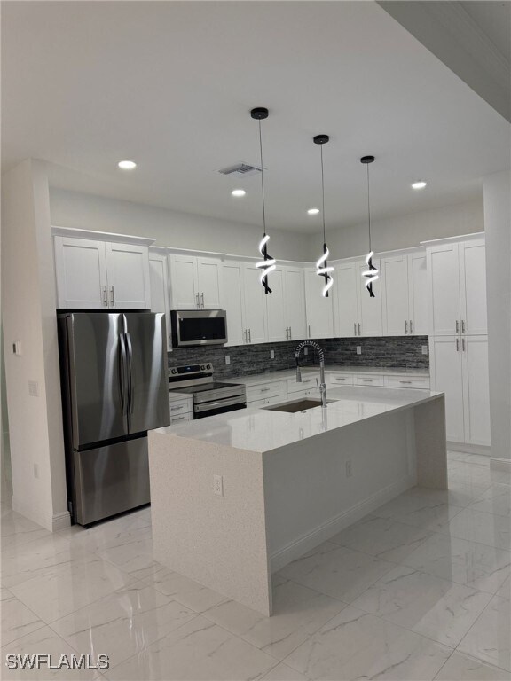 Foto del edificio - 302 W 8th St
