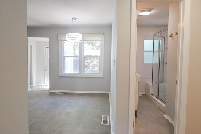 Building Photo - 957 E 36th St