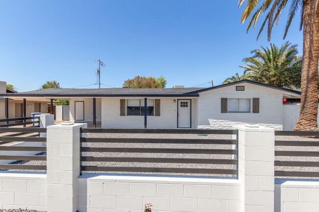 Building Photo - NEWLY RENOVATED 6 bedroom 4 bathroom home ...